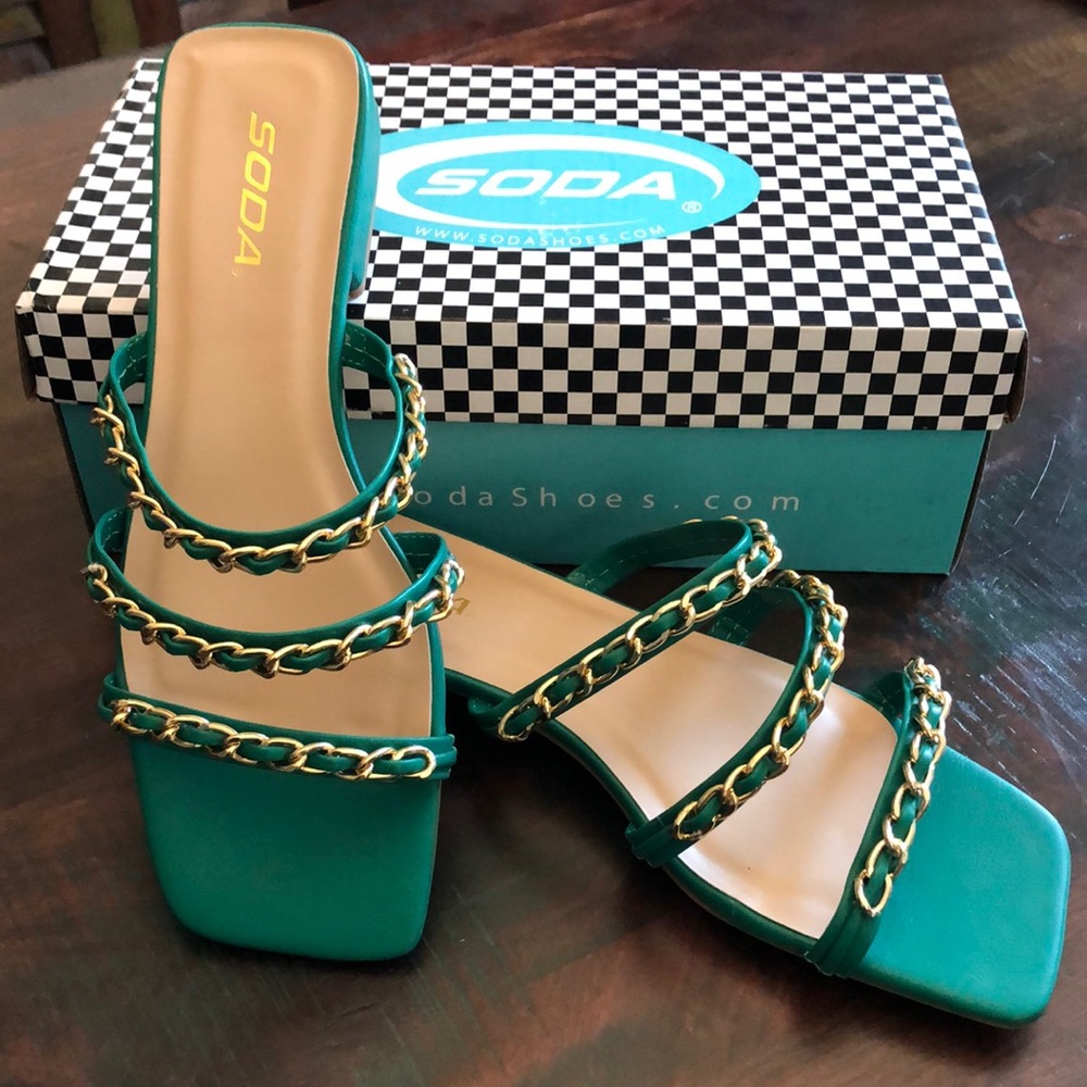 Soda Sandals, green with chain. Size 8.5 (true to size)